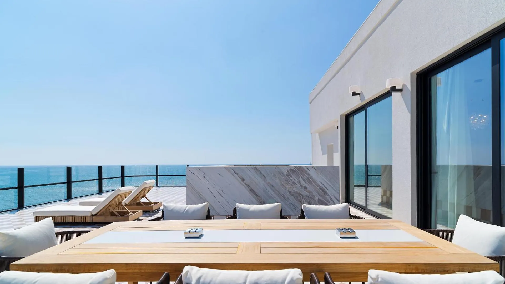 アパートホテル Liv Mackenzie Beach Suites Larnaca Adults Only キプロス